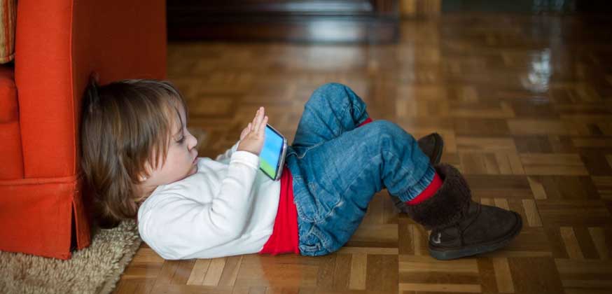 Niños que usan celulares y tablets están propensos a sufrir cáncer a temprana edad