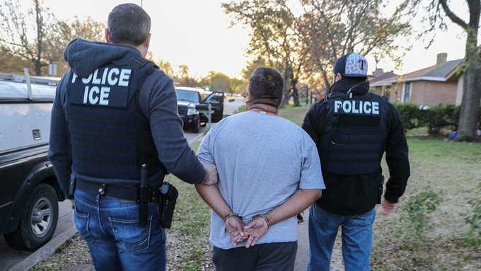 Con cubrebocas y guantes, ICE sigue arrestando a indocumentados en medio del coronavirus