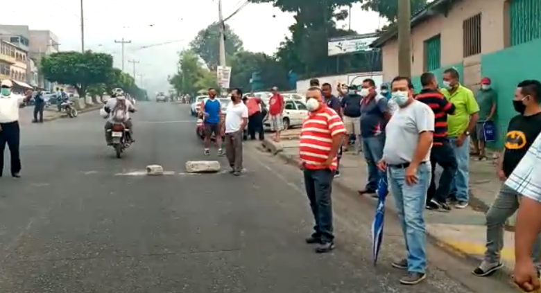 Protesta: Taxistas en la capital denuncian competencia desleal y exigen que los dejen trabajar Protesta: Taxistas en la capital denuncian competencia desleal y exigen que los dejen trabajar