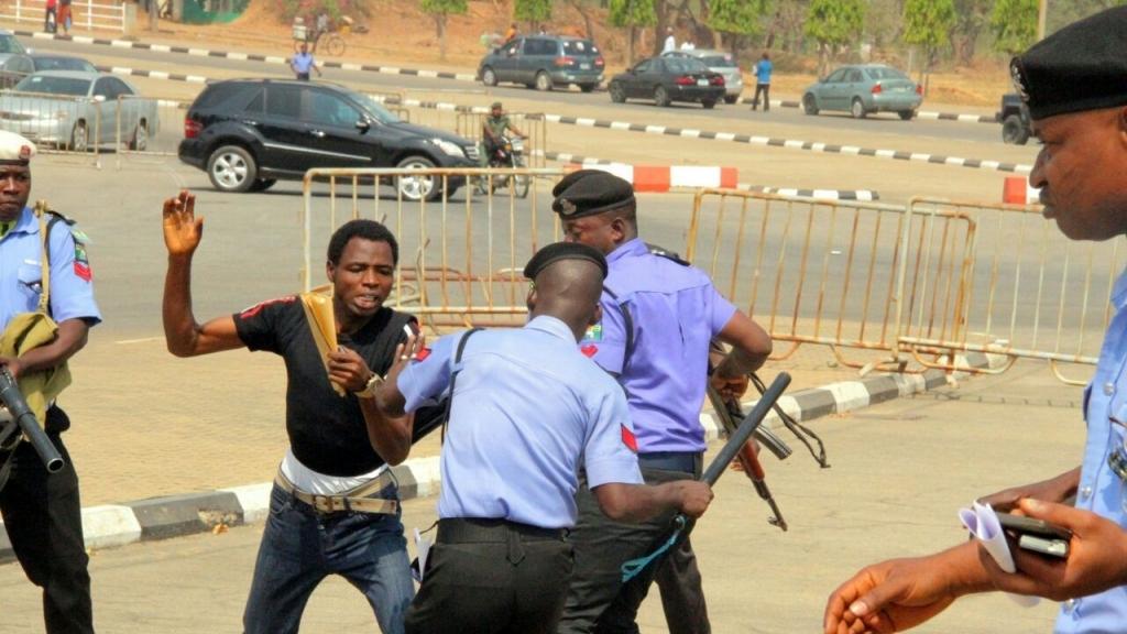 Policía de Nigeria mata a 18 personas al imponer la cuarentena por la pandemia de covid-19