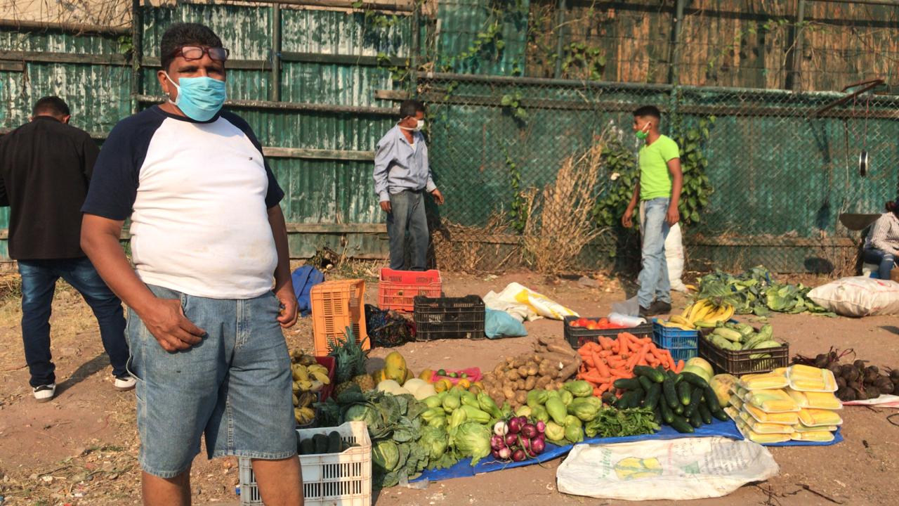 Vendedores independientes  salen a vender sus productos en el sector de La col.  Las Palmas
