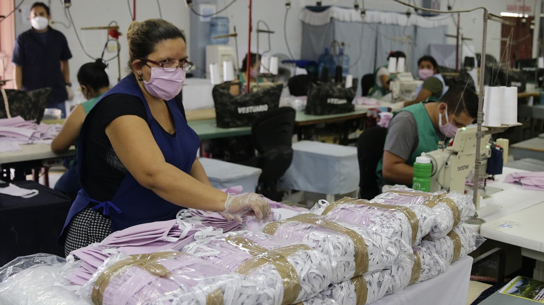Industria Militar fabrica 3.000 mascarillas diarias para hospitales y centros de salud ante emergencia por COVID-19