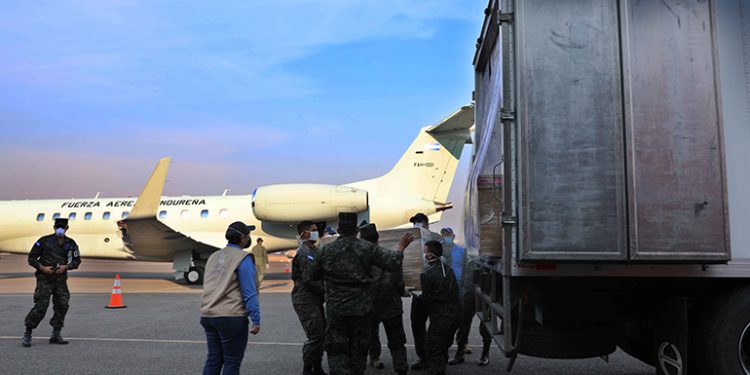 Operación Honduras Solidaria se extiende a Guatemala para sofocar un incendio forestal en El Petén