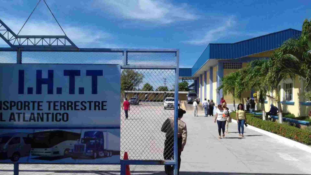 IHTT: Analizan propuesta de taxistas de reanudar operaciones