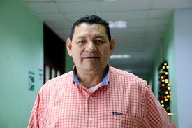 Trabajadores del HEU reparan mascarillas con esparadrapo a falta de insumos