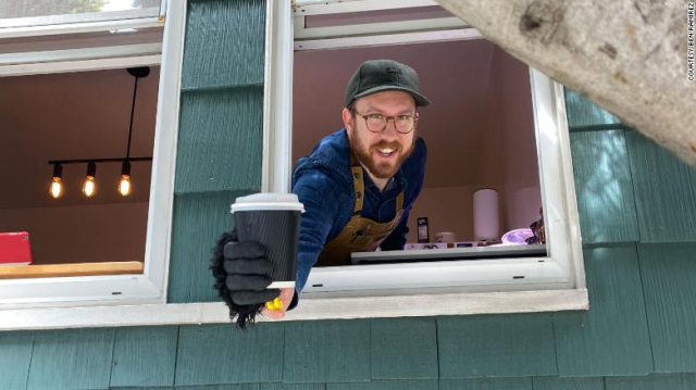 Un hombre de California le está dando café gratis a trabajadores esenciales desde la ventana de su cocina