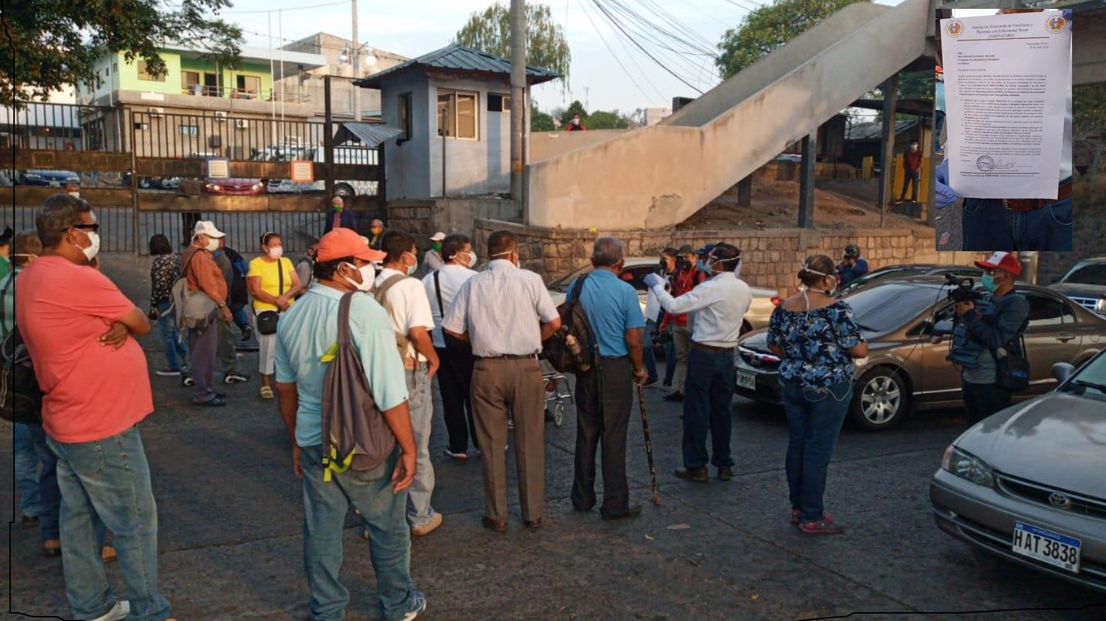 Pacientes renales se tomaron los portones de acceso al IHSS en La Granja