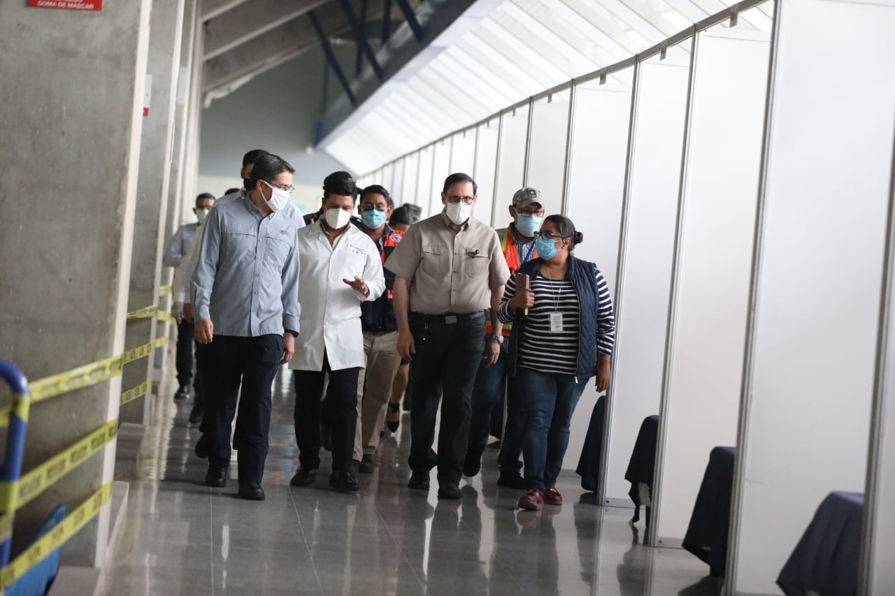 Presidente Hernández recorre clínica instalada en Polideportivo de la Unah Presidente Hernández recorre clínica instalada en Polideportivo de la Unah