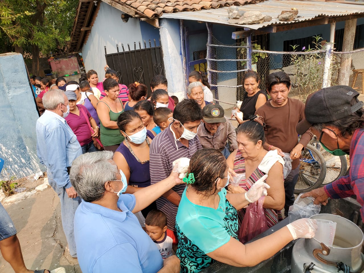 Personas de escasos recursos reciben alimentos en Choluteca