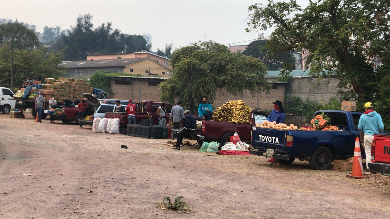 Inician actividad comercial en central de abastos en el bulevar Juan Pablo II