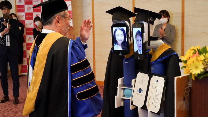 Universidad japonesa organizo  ceremonia de entrega de diplomas virtual con robots a control remoto