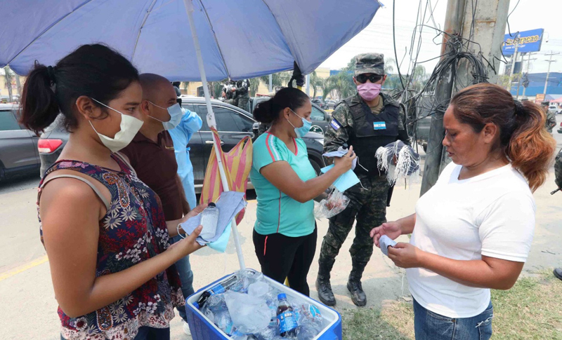 Positivo: FFAA regaló mascarillas a personas vulnerables en el centro de la capital Positivo: FFAA regaló mascarillas a personas vulnerables en el centro de la capital