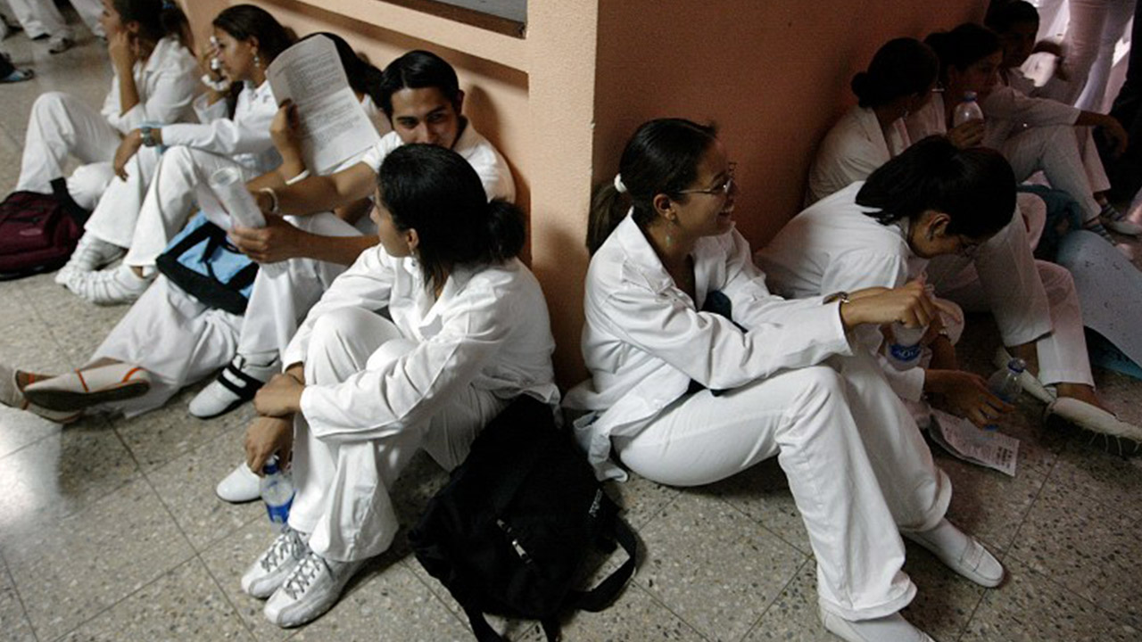 Médicos residentes amenazan con parar si no hay equipo de protección