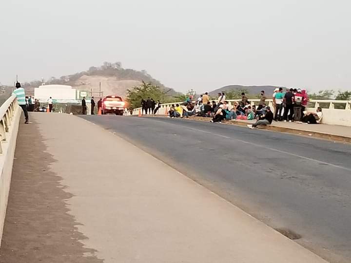 Nicaragüenses que intentan regresar a su país descansan en el puente Guasaule