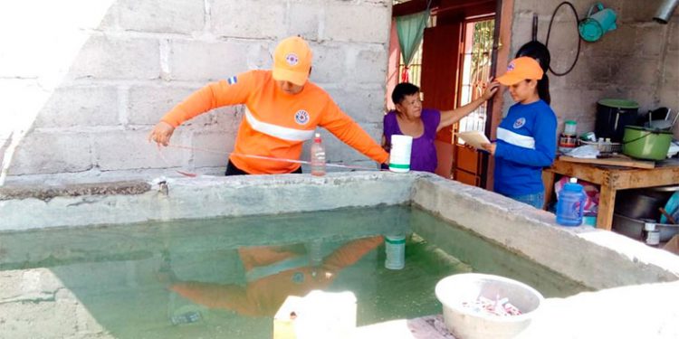 Las familias deben eliminar los criaderos de zancudos para prevenir el dengue Las familias deben eliminar los criaderos de zancudos para prevenir el dengue