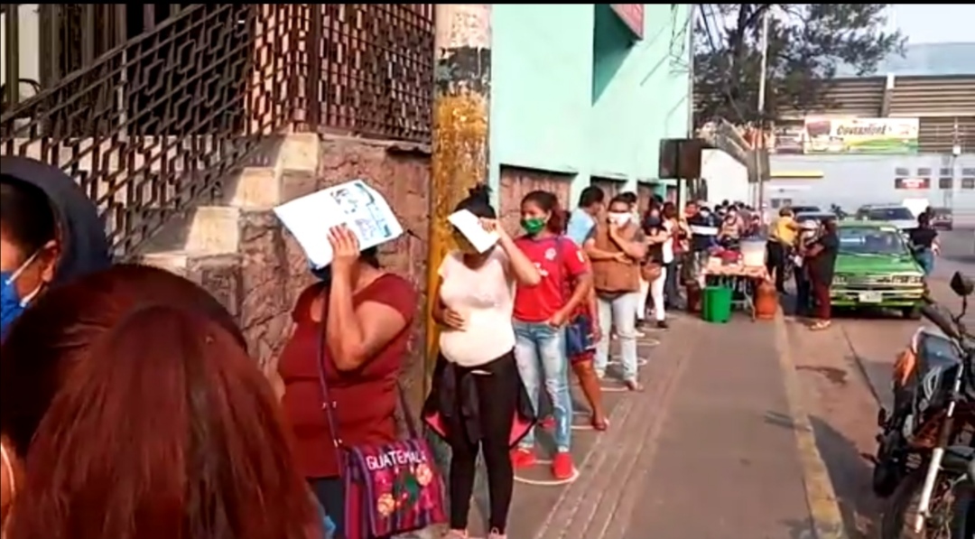 ¡Largas filas! realizan pacientes para recibir atención médica en el centro de Salud Alonso Suazo ¡Largas filas! realizan pacientes para recibir atención médica en el centro de Salud Alonso Suazo