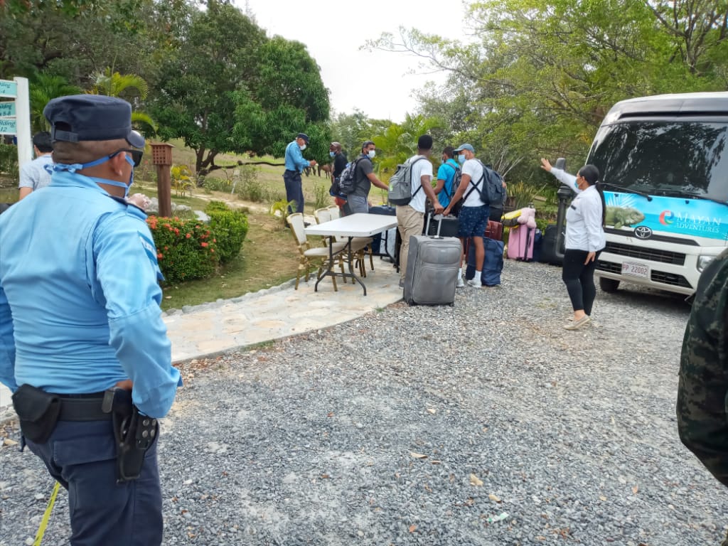 Unos 29 marinos hondureños son trasladados a centro de aislamiento en Roatán para cumplir cuarentena Unos 29 marinos hondureños son trasladados a centro de aislamiento en Roatán para cumplir cuarentena