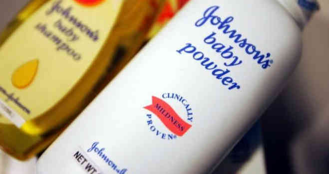 Johnson & Johnson retira controvertido talco para bebés señalado de cancerígeno Johnson & Johnson retira controvertido talco para bebés señalado de cancerígeno