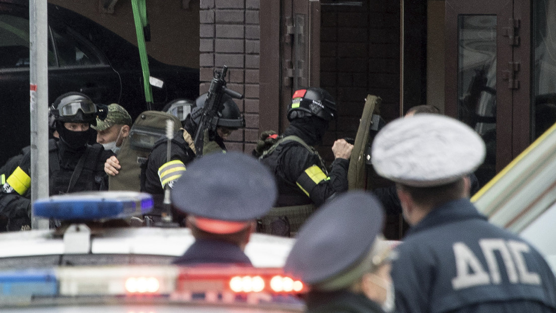 Un atacante toma a varios rehenes en un banco de Moscú y amenaza con detonar una bomba