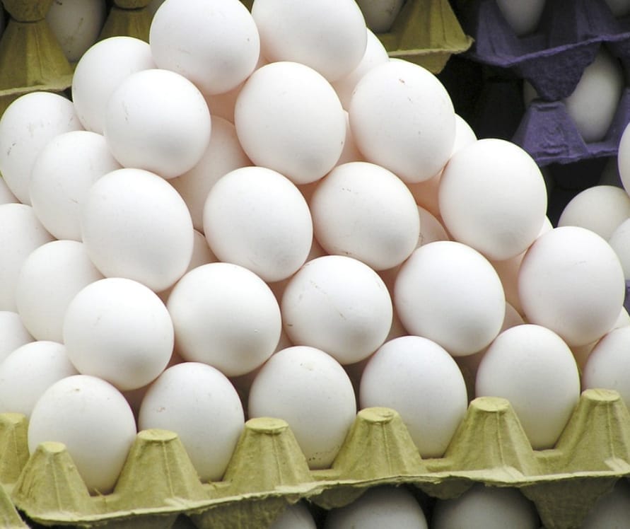 Cartón de huevos sufre aumento de L10 en la Feria del Agricultor y el Artesano del Estadio