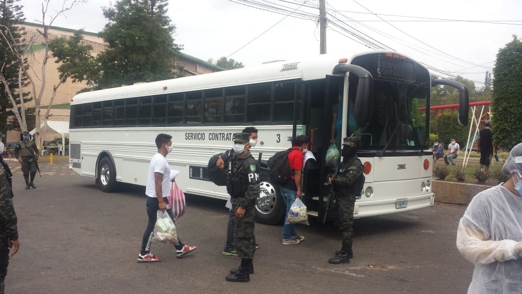 Migrantes retornan a sus comunidades de origen tras cumplir cuarentena