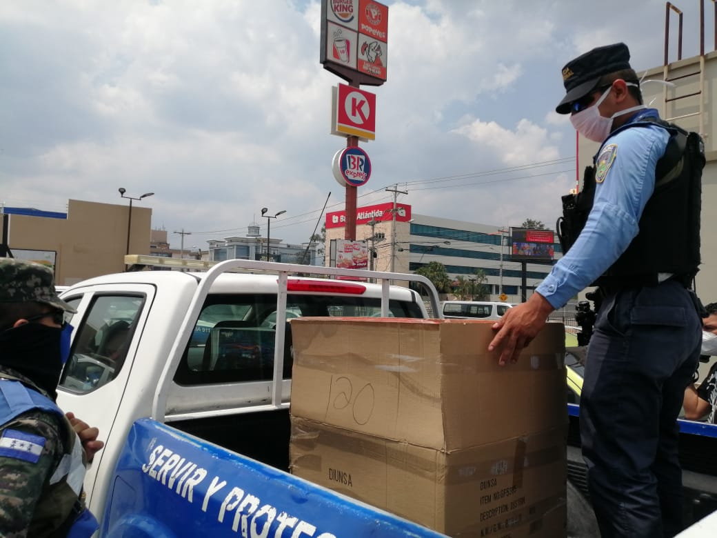 INTUR regala 1,300 combos de alimentos a la Policía por combatir el COVID-19 INTUR regala 1,300 combos de alimentos a la Policía por combatir el COVID-19