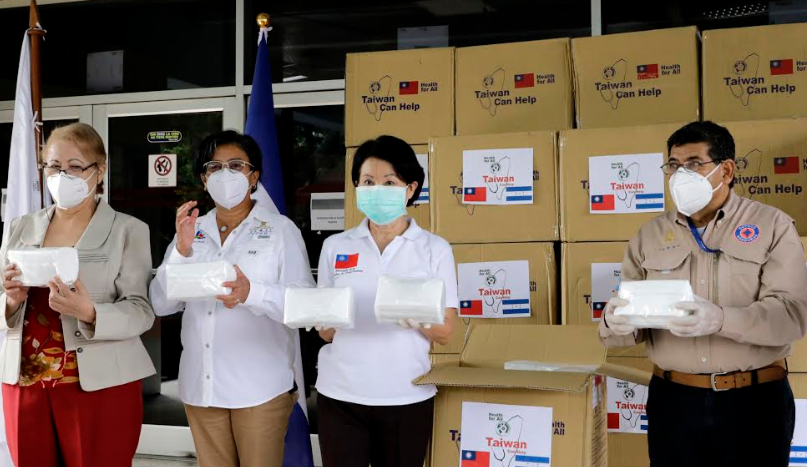 Taiwán dona 180.000 mascarillas quirúrgicas parapersonal del Hospital Escuela que combate el coronavirus