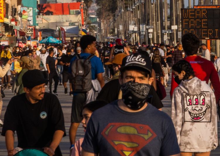 Cansados del confinamiento, cientos de miles de personas llenaron las playas y parques de EEUU