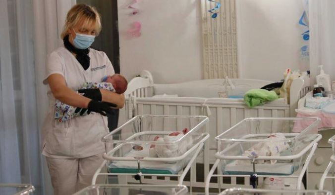 1,000 bebés de madres sustitutas, atrapados por el bloqueo de coronavirus en Ucrania