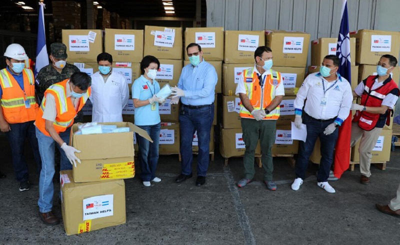 Embajada china Taiwan entrega millonaria ayuda en insumos y equipo para enfrentar el covid 19 a las autoridades de la COPECO