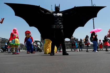 Batman y Superman  y otros personajes marchan en México en busca de ayuda ante COVID-19