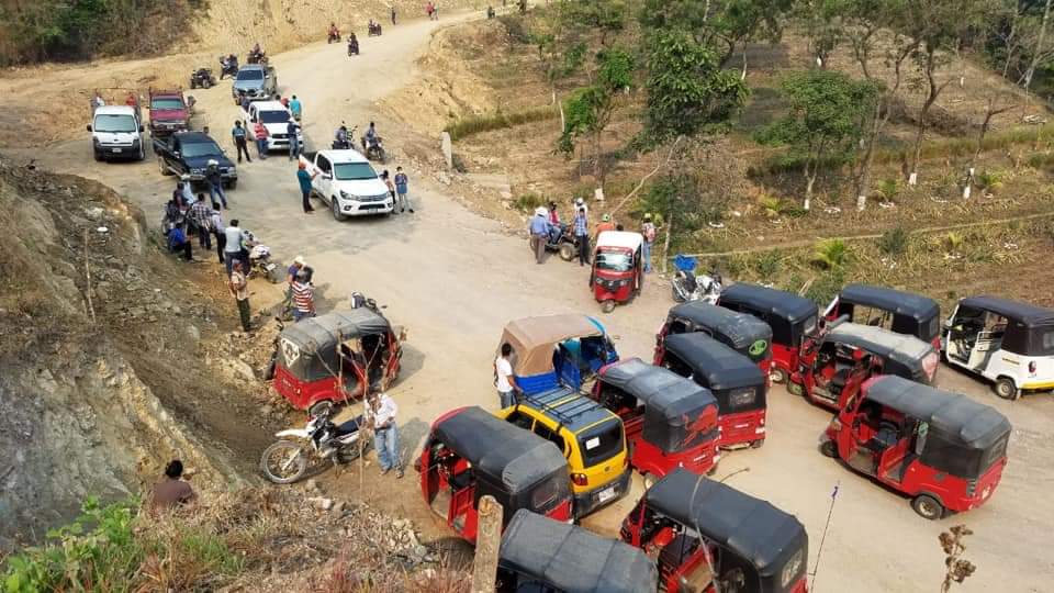 Mototaxistas protestan simultáneamente en Danlí y Lempira exigiendo que los dejen trabajar Mototaxistas protestan simultáneamente en Danlí y Lempira exigiendo que los dejen trabajar