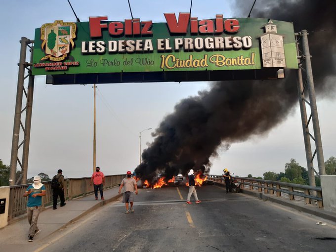 ¡Con quemas de llantas! taxistas exigen que los dejen trabajar en El Progreso, Yoro