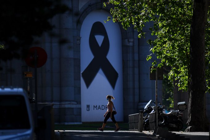 España guarda un minuto de silencio por las víctimas del COVID-19. España guarda un minuto de silencio por las víctimas del COVID-19.