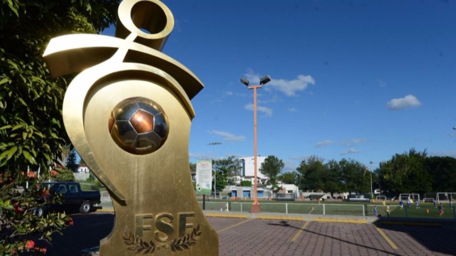 El Salvador: Duras críticas a la Fesfut tras quitar título a 11 Deportivo después de declararlo campeón