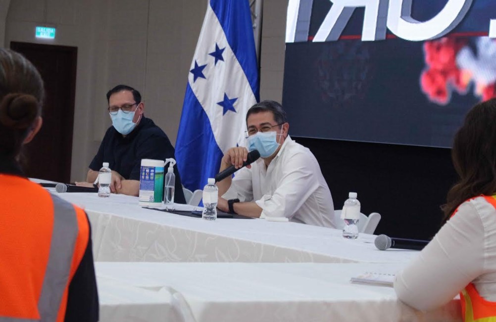 Presidente #JuanOrlandoHernández invita a la población a que todos llevemos mascarilla