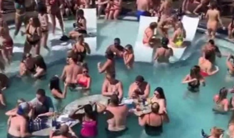 Una fiesta en la piscina en el Lago de los Ozarks en Missouri atrae a una multitud