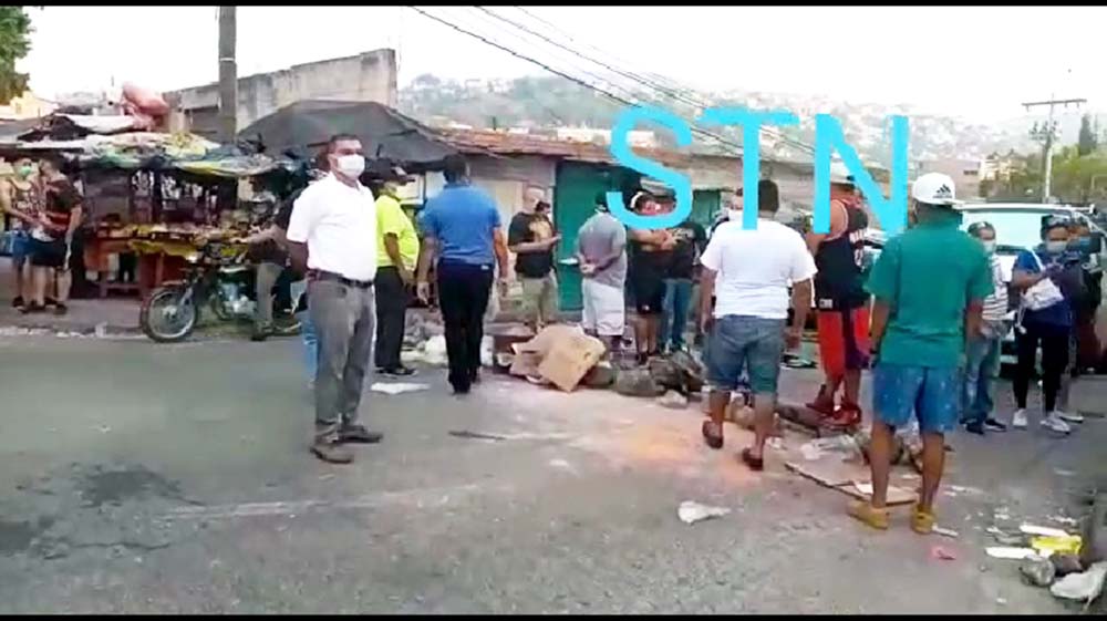 Vecinos se toman vías de acceso de la colonia Tres de Mayo