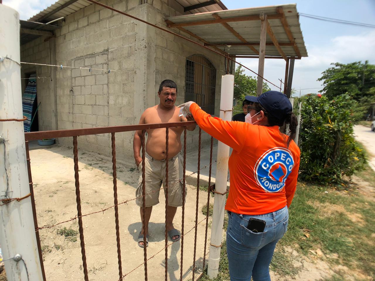 En Brisas de la Candelaria de Choloma continúa megaentrega de mascarillas En Brisas de la Candelaria de Choloma continúa megaentrega de mascarillas