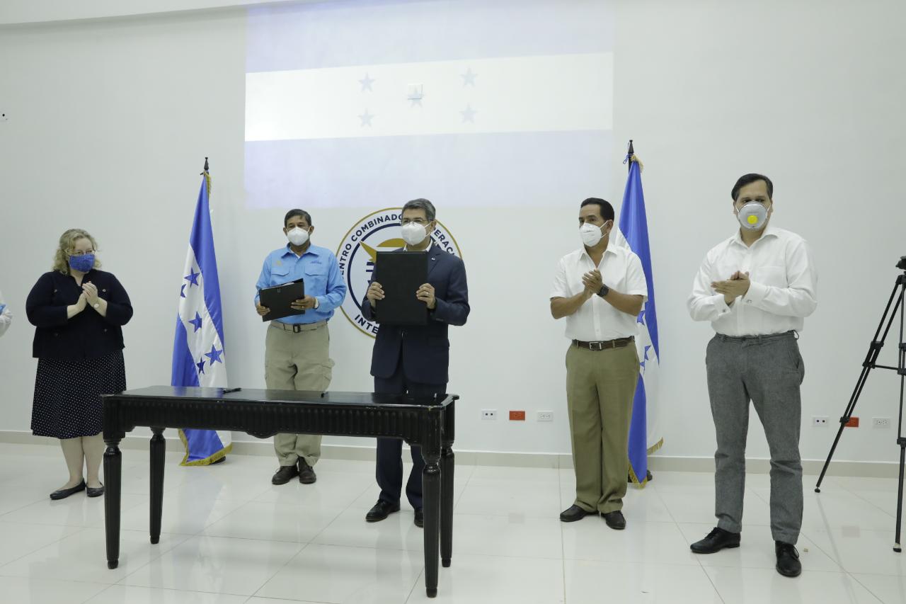  Presidente Hernández participa en inauguración del edificio de la CCOI y sanciona Ley de Protección de Espacio Aéreo