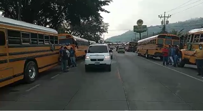 Transporte interurbano realiza plantón en la salida al sur de la capital exigiendo un bono. Transporte interurbano realiza plantón en la salida al sur de la capital exigiendo un bono.
