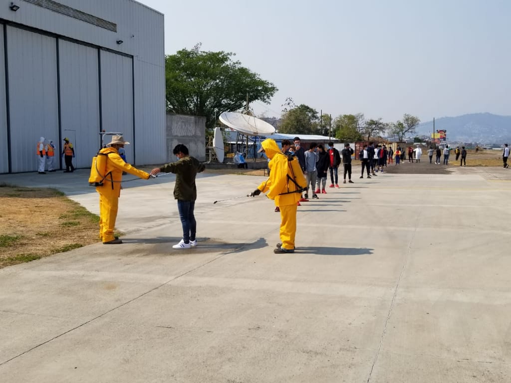 42 migrantes retornados desde México son conducidos bajo protocolos de bioseguridad a centro de aislamiento de la Villa Olímpica