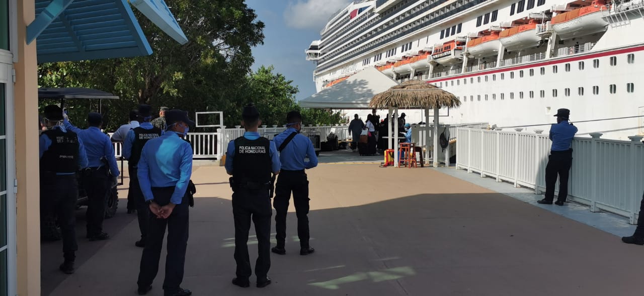 A cuarentena envían a 32 marinos tras atracar crucero en Islas de la Bahía