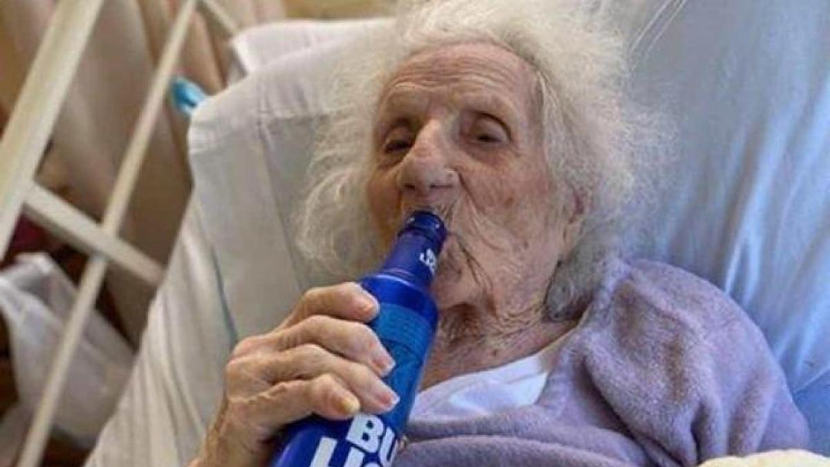 Anciana de 103 celebra su recuperación del Covid-19, bebiendo cerveza
