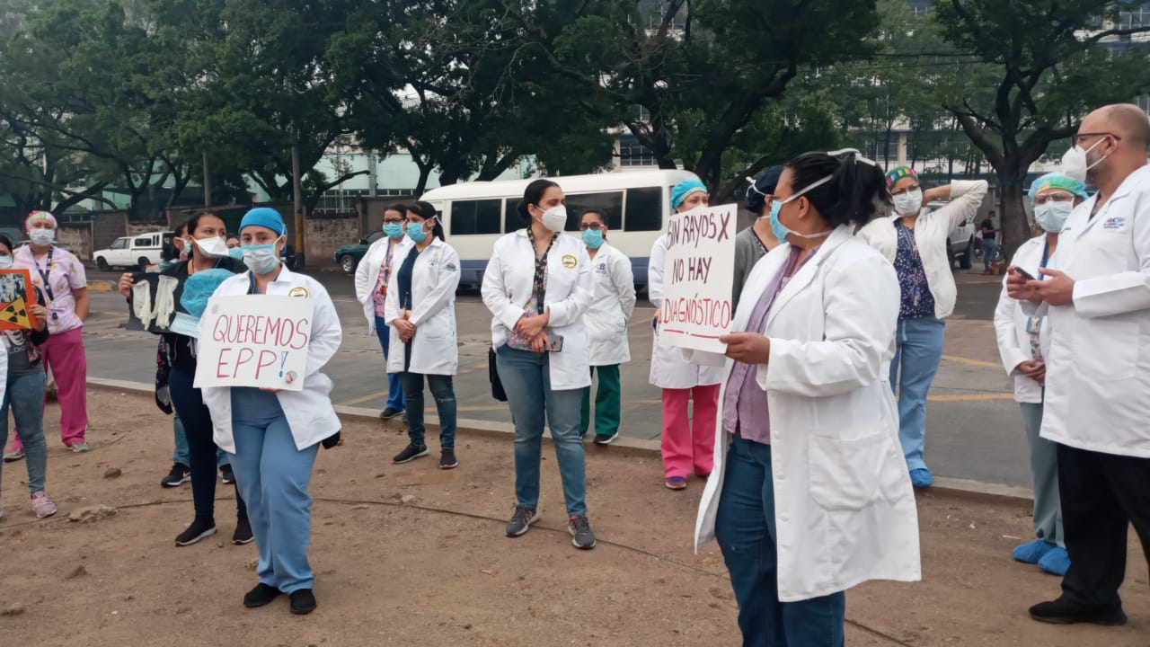 Radiólogos protestan frente al Hospital Escuela