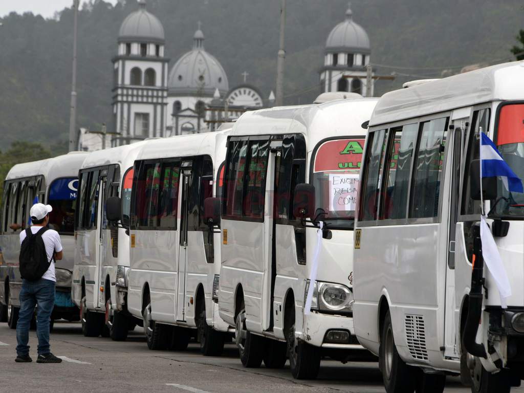 Transportistas realizan plantón y piden bono al gobierno