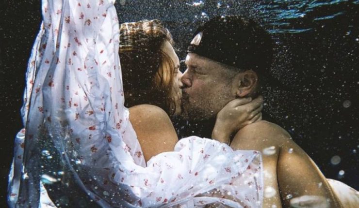 Residente reunió 113 besos de famosos y desconocidos para el video de su nueva canción Residente reunió 113 besos de famosos y desconocidos para el video de su nueva canción