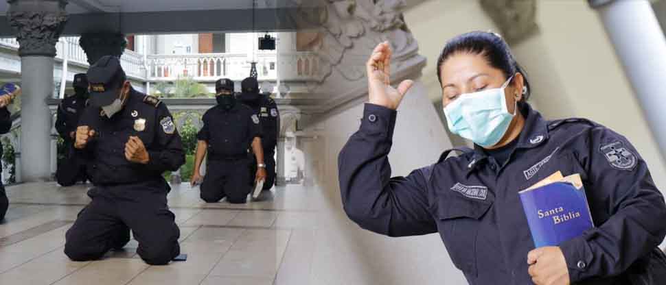 Con Biblia en mano, policías se arrodillan para pedir protección y salud