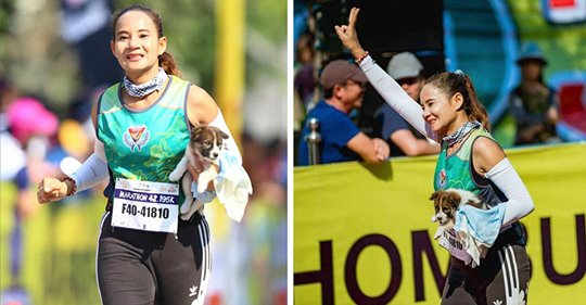 Corredora se detiene para rescatar a un cachorro sin hogar durante una maratón