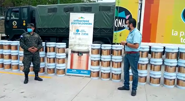 Corona entrega importante donativo  de pintura antibacterial a las FFAA para  hospitales móviles